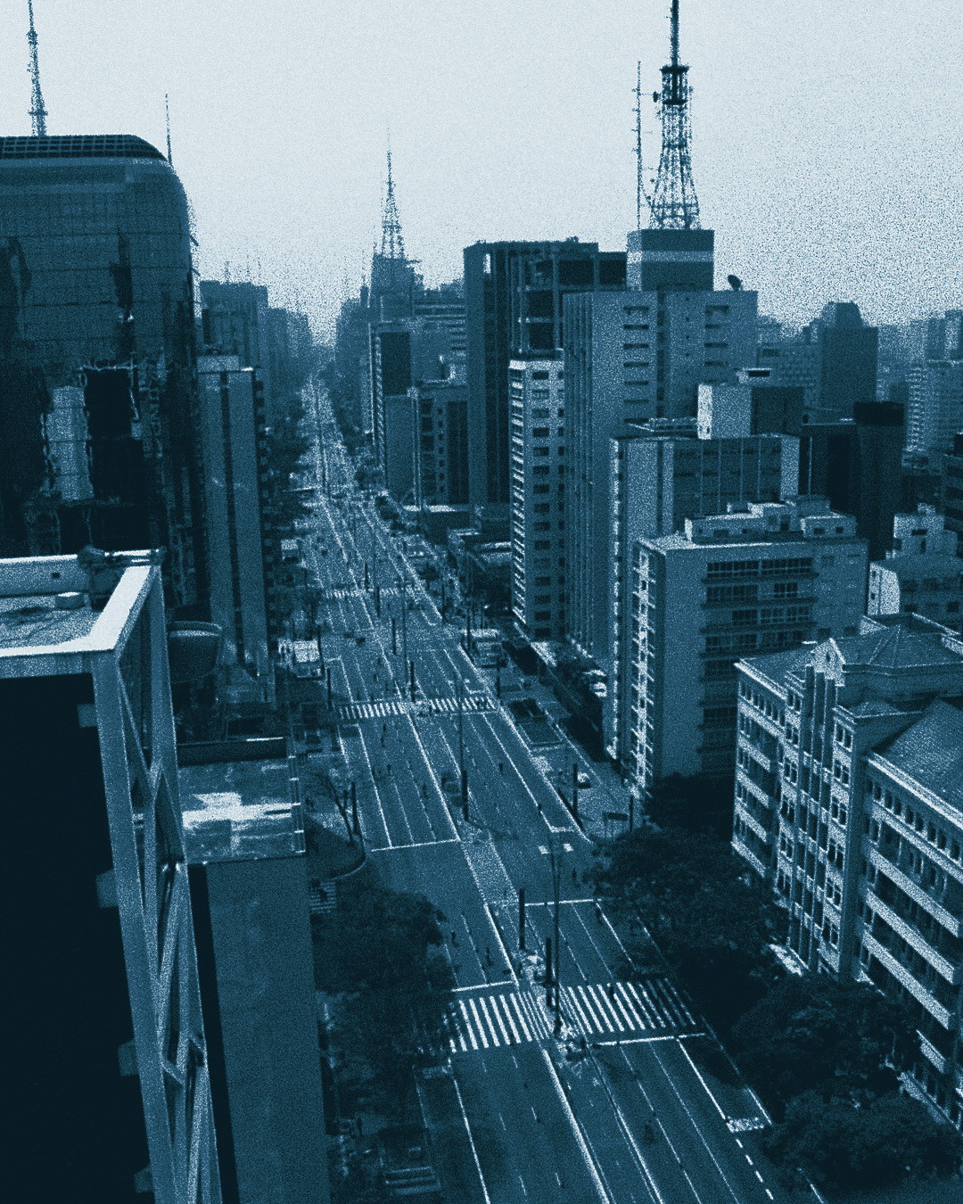 Vista aérea da Avenida Paulista, em São Paulo, em tons de azul naval